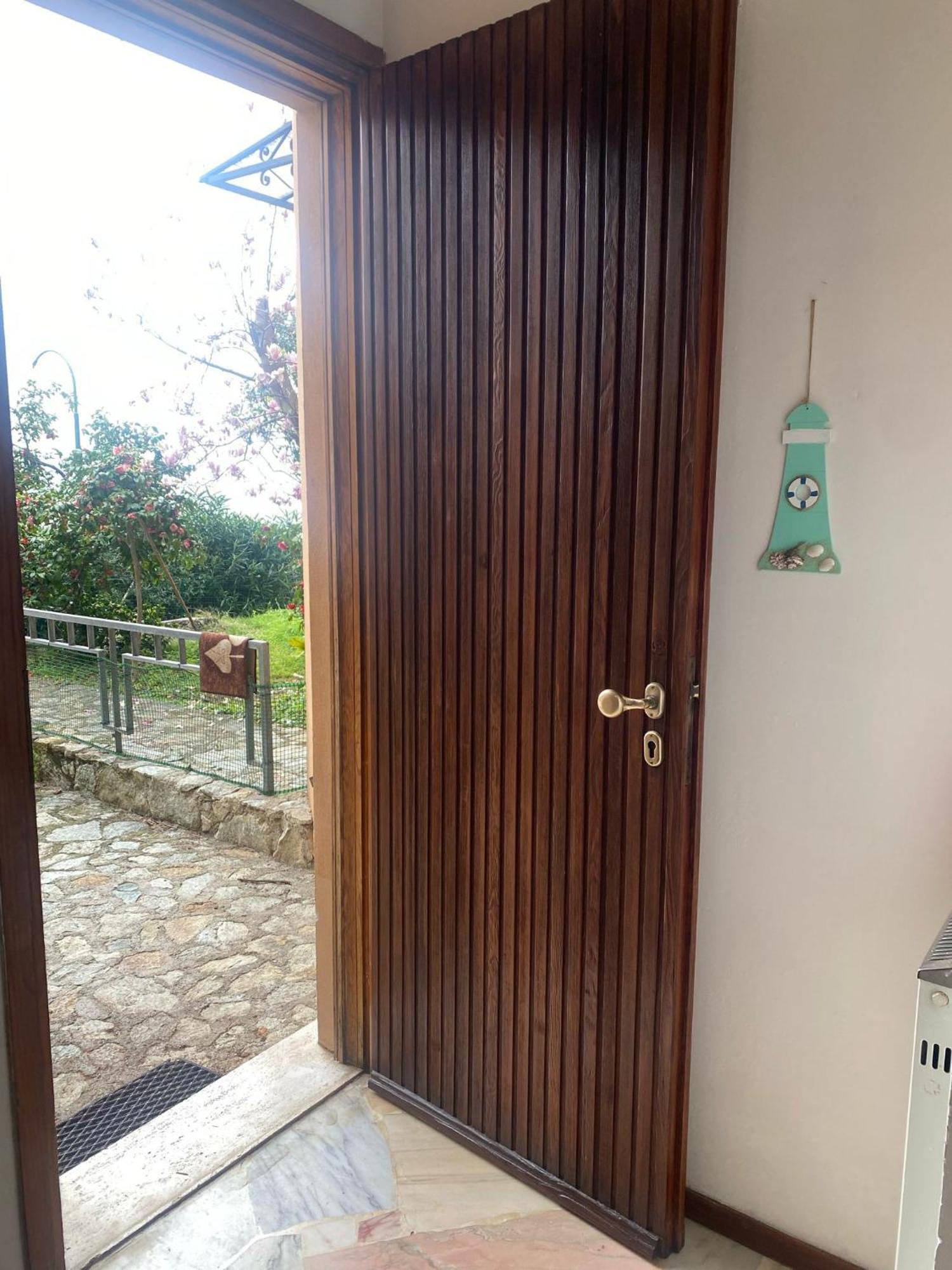 Casa Con Giardino: Варацце Экстерьер фото